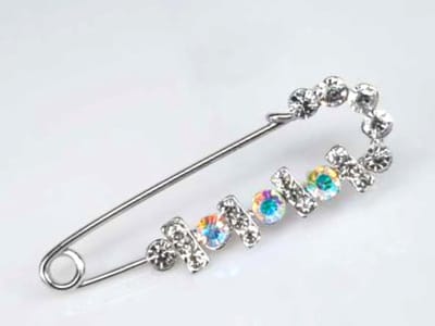 Broche - Speld - fonkelende strass steentjes - Zilverkleurig - Strass - langwerpig - L 6.5 cm / H 1.2 cm