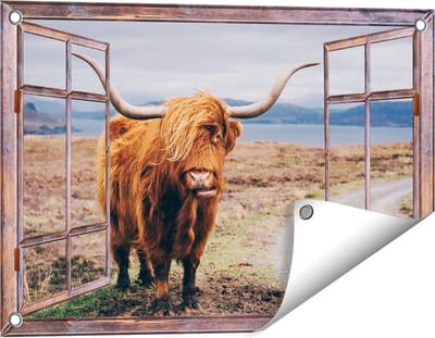 Gards Tuinposter Doorkijk Schotse Hooglander Koe op de Weg - 60x40 cm - Tuindoek - Tuindecoratie - Wanddecoratie buiten - Tuinschilderij