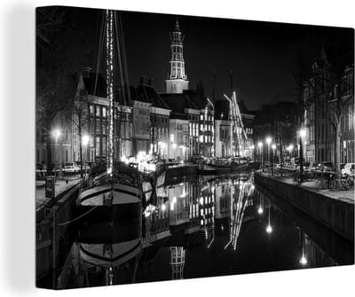 Canvas Schilderij De avondlichten steken het kanaal in Groningen aan - zwart wit - 30x20 cm - Wanddecoratie