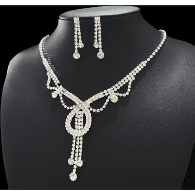 Ensemble Tassel Style Princesse Incrusté de Diamants, Boucles d'Oreilles, Collier, Plein de Diamants, Accessoires Géométriques, Nouvelle Chaîne de Clavicule, Bijoux Super Scintillants. blanc