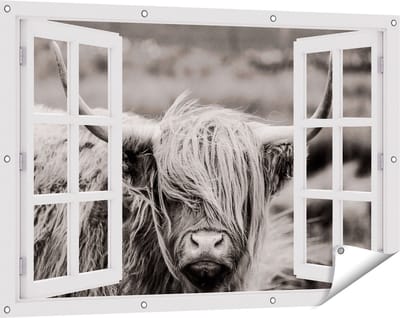 Gards Tuinposter Doorkijk Schotse Hooglander Koe - Zwart Wit - 120x80 cm - Tuindoek - Tuindecoratie - Wanddecoratie buiten - Tuinschilderij