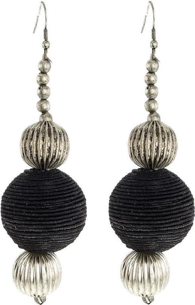 Behave Boho Oorbellen – Handgemaakt met Zwart Touw en Zilverkleurige Kralen (9,5 cm)