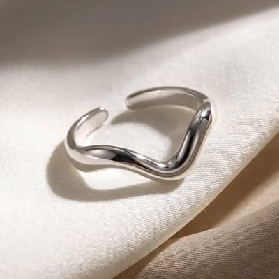 Lundholm Ringen Dames Zilver kleurig Minimalistisch Ring Dames - Zilveren Ring - Vrouwen Ring - Premium Stainless Steel zilverkleurig – Verstelbare Ring One Size – Linda Serie - Vrouwen Cadeautjes