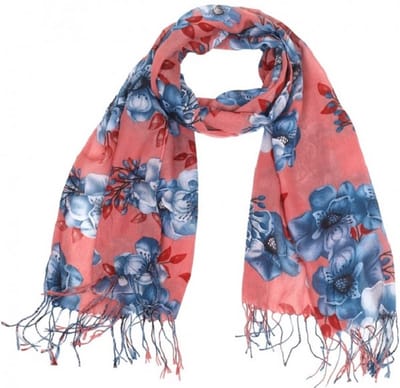 Een sprekende sjaal (170 x 65cm) met mooie bloemen in vrolijke kleuren. Comfortabel om te dragen door de soepel vallende stof. Een fijne zomersjaal, maar ook na de zomer is deze sjaal nog heel goed te combineren met kleding. Voor uzelf of als cadeau.
