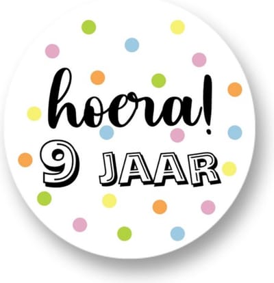 28x Sluitsticker Hiep Hiep Hoera! | GOUDFOLIE | (assorti 4 kleuren) | 40 mm | Sluitzegel Feest | Sluitsticker | Chique inpakken | Traktatie - Verjaardag - Feest - Kinderfeest - Kinderverjaardag
