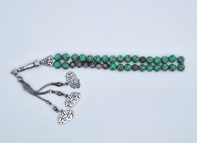 Handgemaakte naam tasbih 33 Kralen Natuursteen “Groen howliet gesponnen goud” - met metaal tassel “la alih ala allah"- Met je naam of de naam van uw geliefde- 8 mm diameter van de korrel