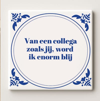 Blije Collega Tegel 15x15cm – “Van een Collega Zoals Jij Word Ik Enorm Blij” – Bedankcadeau – Delfts Blauwe Keramische Wanddecoratie