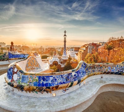Uitzicht op Barcelona vanaf Park Güell bij zonsopgang - Fotobehang (in banen) - 250 x 260 cm
