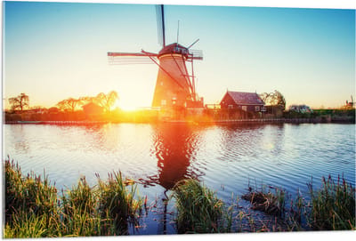 WallClassics - Acrylglas - Zonlicht langs Hollandse Molen aan het Water - 105x70 cm Foto op Acrylglas (Wanddecoratie op Acrylaat)