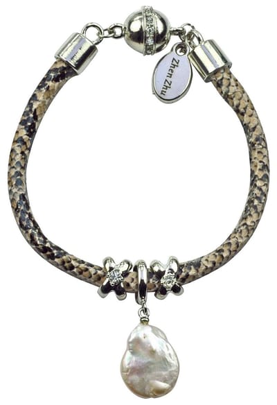 Zoetwater parel armband Reptile White Coin - echte parel - echt leer - wit - bruin - zilver - magneetslot - luxe sieraden zakje - parel armband dames - zoetwaterparel