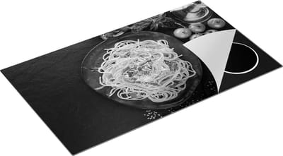 Chefcare Inductie Beschermer Bord met Spaghetti op een Zwarte Marmeren Plaat - Zwart Wit - 90x50 cm - Afdekplaat Inductie - Kookplaat Beschermer - Inductie Mat