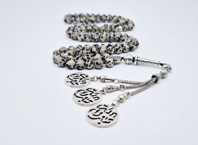 Handgemaakte tesbih "Tasbih" natuursteen " Jasper Dalmatin" - Aantal kralen 99 - Diameter kralen 8MM - met metaal tassel "Tabarak Allah" - Een mooi cadeau-idee