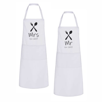 Go Mama™ - Keukenschort set – Mr & Mrs est. 2025 – 2 stuks – Origineel huwelijkscadeau of samenwonen cadeau – Trouwcadeau stel