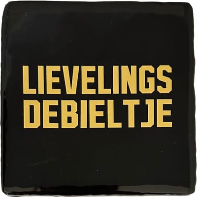 Snoes Spreuktegel – Lievelings Debieltje – Zwart met Chrome Goud – Inclusief Plakhaakje – Luxe Handgemaakt Keramiek 10x10 cm – Stoer Cadeau – Grappige Wanddecoratie – Humor Kado