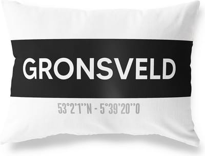 Tuinkussen GRONSVELD - LIMBURG met coördinaten - Buitenkussen - Bootkussen - Weerbestendig - Jouw Plaats - Studio216 - Modern - Zwart-Wit - 50x30cm