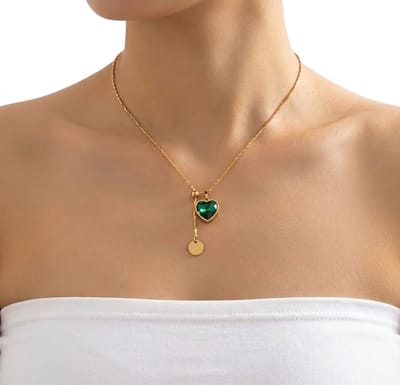 Goudkleurige ketting met hartvormige groene hanger – ketting voor dames – schakelketting met fantasiehanger
