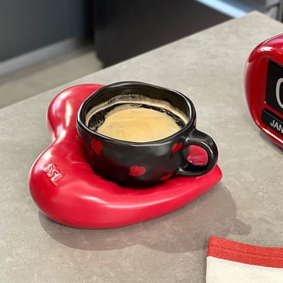 Le cœur a quelque chose à voir avec la tasse et la soucoupe en céramique de luxe léger Love pour offrir aux petites amies un petit cadeau à un couple tasse à café 250ML red