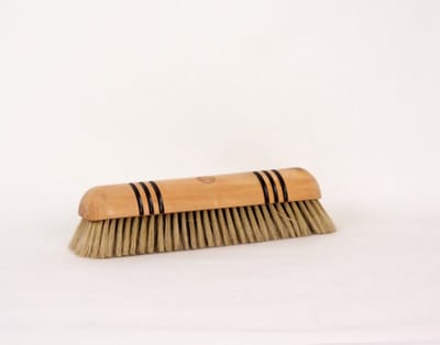 Houten kamerveger met Chinees varkenshaar – grijs/wit