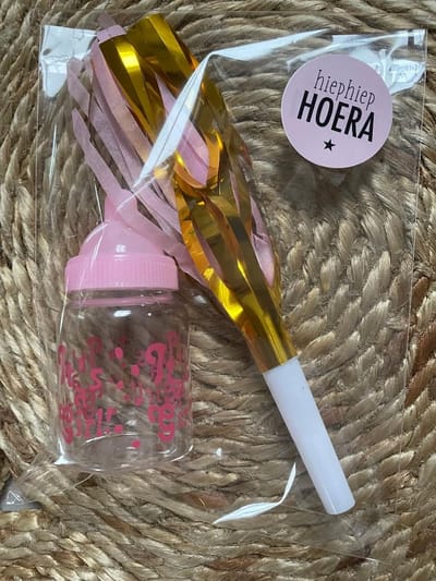 25 Uitdeelzakjes / Traktatie zakjes + 25 Stickers Hiep Hiep Hoera - Vintage Rose - Zwart | School traktaties - Cellofaan zakjes - Transparant - Uitdelen | Peuterspeelzaal - Kinderopvang - Bedrijf | DH collection
