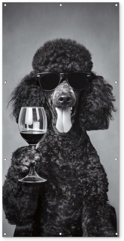 Tuinposter 100x200 cm - Tuindecoratie Hond - Krullen - Zonnebril - Wijn - Poster voor in de tuin - Buiten decoratie - Schutting tuinschilderij - Tuindoek muurdecoratie - Wanddecoratie balkondoek