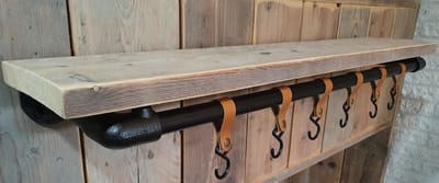 Steigerbuis Kapstok Zwart | 95cm | 6 cognac Haken | Bovenplank Steigerhout | Buis 27mm | Industrieel | Loft | Robuust | Buis | Staal | Hout | Metaal