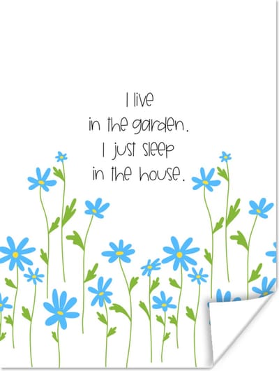 Poster Quotes - Spreuken - I live in the garden I just sleep in the house - 120x160 cm XXL