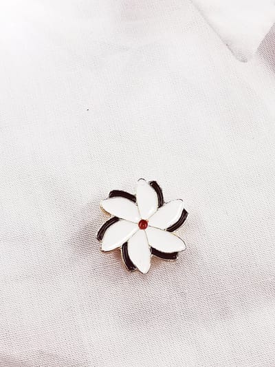 Melati - speld met magneet - Goudkleurig - Herdenkingen - symbool - de Indische Jasmijn - Heel erg gewaardigd cadeau te geven aan personen om Respect te tonen en Herdenking