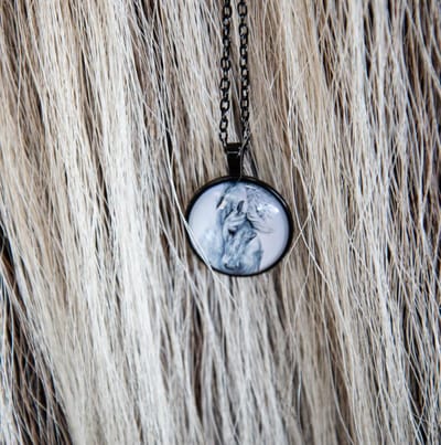 GoedeDoelen.Shop | Ketting met cabochon hanger White Horse | Paarden Ketting | Paarden Sieraad | Dieren Sieraad | Dierenwelzijn | Love Horses | Wellness-House