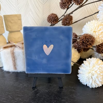 Hartjespost | Tegeltje Hartje, blauw, zilver holografisch | tegeltjes met tekst | spreuktegel | tegeltjeswijsheden | Cadeau | Valentijn | Liefde | Love | Valentijnscadeau | Cadeau voor hem of voor haar | 14 Februari | Valentine | Romantisch | 10x10