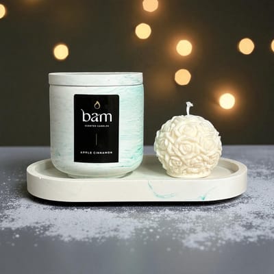 BAM Kaarsen Geschenkset – Apple Cinnamon Geurkaars 140 g – Handgemaakte Rozenkaars en Ovale Schaal – Groen Gemarmerd