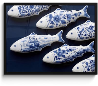 Poster in lijst - Fotolijst 80x60 cm - Posters - Vissen - Delfts - Blauw - Keramiek - Posterlijst zwart - Decoratie - Wanddecoratie woonkamer - Muurdecoratie slaapkamer