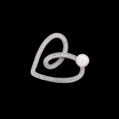 Victoria Valenza Zilverkleurige Opengewerkte Hart Broche met Zoetwater Parel en Zirkonia Stenen - Broche - Zilverkleurig - Hart broche - Zirkonia