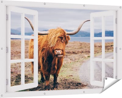 Gards Tuinposter Doorkijk Schotse Hooglander Koe op de Weg - 150x100 cm - Tuindoek - Tuindecoratie - Wanddecoratie buiten - Tuinschilderij