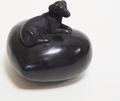 Urne hond op hart 10 cm hoog - 0,4 liter - MASSIEF BRONS - herinneringsmoment overleden kat - voor as na crematie - voor binnen en buiten - bronzen beeld - tuinbeeld - hoogkwalitatief brons - decoratiefiguur