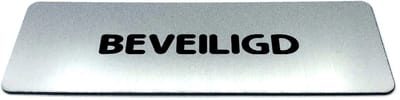 Deurbordje RVS-Look met tekst beveiligd - Ronde letter - Formaat 150 mm x 50 mm x 1,6 mm - Zelfklevend | Geborstelde RVS-look toplaag | Gratis Verzending | Decoporta