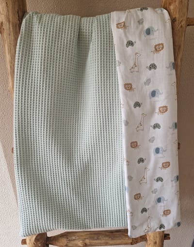 Gepersonaliseerde Baby Deken – Licht oud groen / Safari – Met Naam – Zachte Babydeken – Kinderwagen & Wieg – 100x70cm – Uniek Kraamcadeau