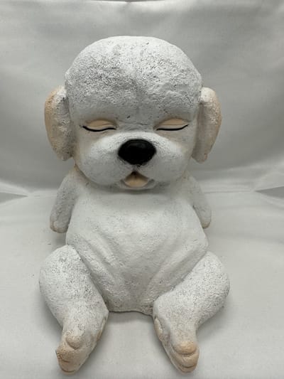 Decoratief polyresin slapend dier - witte hond - hoogte 20x19x17 cm - Voor binnen & buiten - Woonaccessoires - Woondecoratie - Decoratieve beelden
