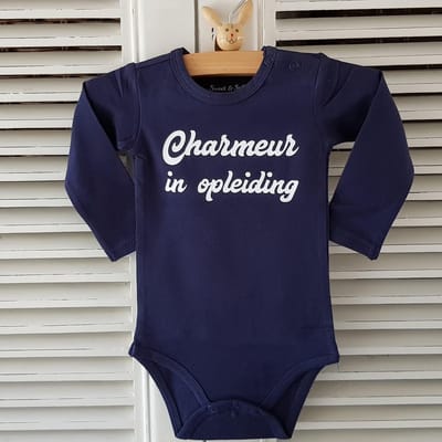 Baby Rompertje blauw jongen met tekst charmeur in opleiding  | blauw wit | lange mouw | maat 62-68