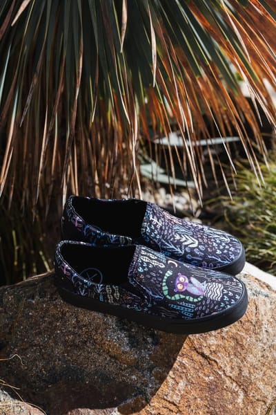 Inkkas Loomi dames Vegan Slip On – comfortabele slip-on sneaker met lemuren & nachthemel – zwart/pastel – lichtgewicht & 100% Vegan, maat 37