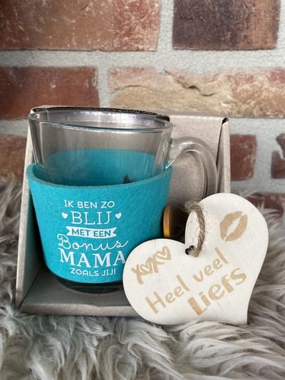 Theeglas - met tekst Ik ben zo blij met een bonusmama zoals jij inclusief houten hartje mama - moederdag cadeautje
