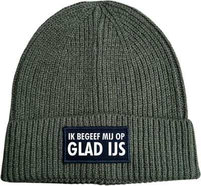 Ik begeef mij op glad ijs wintermuts rib gebreid military green - soBAD. | Unisex | Skimuts | Muts | Kou | met grappige tekst | Winter | Beanie