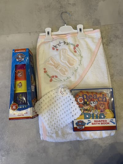 Maminobaby.nl geschenkset | gehaakte washandje | badcape | Paw Patrol bad stapelbekers | Paw Patrol badboekje | Babyshower | Kraamcadeau