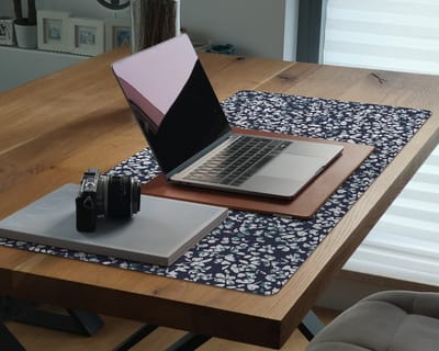 Coloray Bureau Onderlegger - Kleine witte madeliefjes Onderlegger Bureau - 100 cm x 50 cm - Zwart Bureau Onderlegger - Bureau Onderlegger Groot - Bureau Onderlegger XXL - Computer Mat - Bureau Pad
