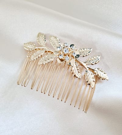 Goudkleurige Haarkam Bloem - Insteekkam 8,9X5 CM met Kristal - Youhomy accessoires haarsieraden- Hair jewelry - Mooie haarsieraden Haaraccessoire Bruid | Bruidmeisje | Bruidkindje-Galafeest- Bruiloft-Jubileum- Feest