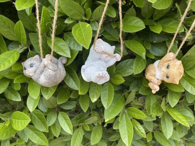 Polyresin hangende dieren "katten" - Set van 3 stuks - meerkleurig - 6x4x4 cm / lengte touw 32 cm - Woonaccessoires - Tuinaccessoires