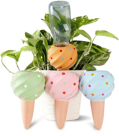 Set van 4 terracotta zelfwaterende plantenprikkers voor automatische bewatering van potplanten, ideaal voor binnen- en buitengebruik