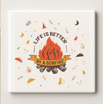 Het Leven is Beter bij een Kampvuur Tegel 15x15cm – Gezellig Kampvuur Ontwerp – Rustieke Keramische Wanddecoratie – Perfect Cadeau voor Buiten- en Natuurliefhebbers