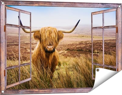Gards Tuinposter Doorkijk Schotse Hooglander Koe in het Veld - 90x60 cm - Tuindoek - Tuindecoratie - Wanddecoratie buiten - Tuinschilderij