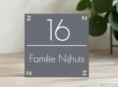 Naambordje | Voordeur | Huisnummer | 15x15cm | zwart plexiglas | RVS afstandhouders | Huisnummer | Huisnummerbordje | Naamplaat