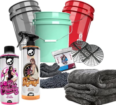 Nuke Guys Auto was set bestaande uit; 3 Emmers 19 Ltr geschikt voor grit guard accessoires, 2x Grit Guard, Nuke Guys krachtige Velgreiniger 1000 ml, 500 ml Nuke Guys Pink Sherry shampoo, Shiny Wheelz, Gamma Dryer droogdoek 50x80 cm 1400 gsm.